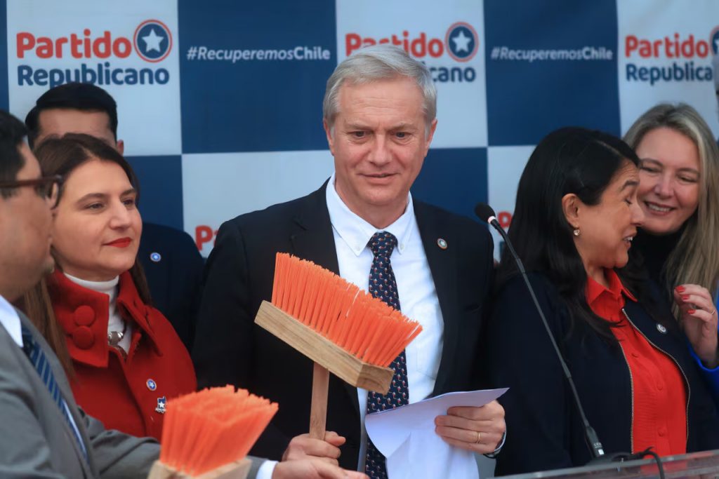 Destrucción inmediata de mercaderías y ayuda de la IA: las propuestas de José Antonio Kast para combatir el comercio ilegal Destrucción inmediata de mercaderías y ayuda de la IA: las propuestas de José Antonio Kast para combatir el comercio ilegal